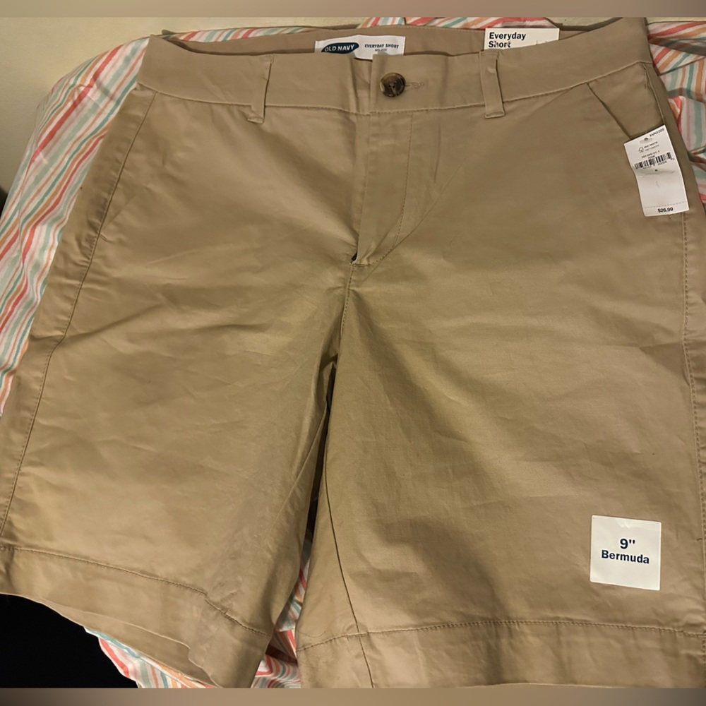 NWT Old Navy shorts size 8 Bermuda style in khaki color